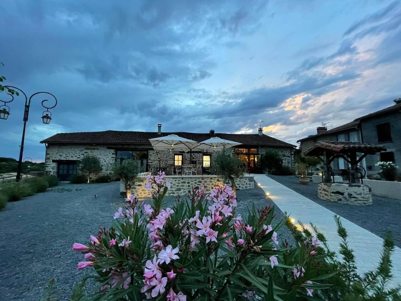 Villa Tagibao Avec Piscine Chauffee Et Spa Lesterps Dış mekan fotoğraf